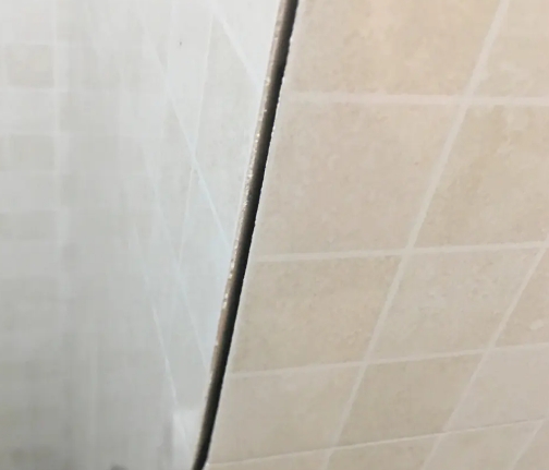 宽城瓷砖空鼓维修公司分享阳台瓷砖脱落的修复过程可以分为以下几个步骤