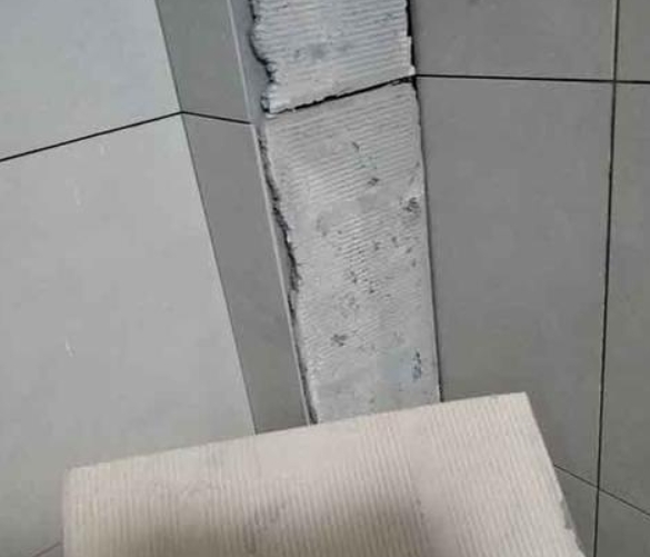 宽城瓷砖空鼓维修公司分享下厨房瓷砖脱落的补救措施。